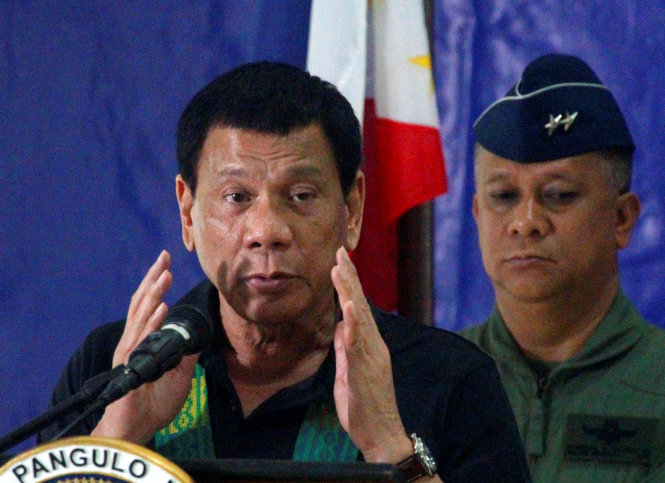 Tổng thống Philippines Rodrigo Duterte thăm doanh trại quân đội ở Maguindanao ngày 27-1 - Ảnh: Reuters