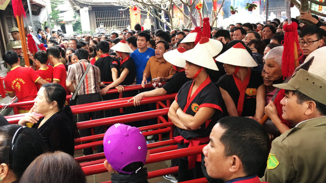 Trước giờ mở phòng phát ấn, hàng trăm người dân đã đứng bên ngoài để chờ xin ấn - Ảnh: Doãn Hòa