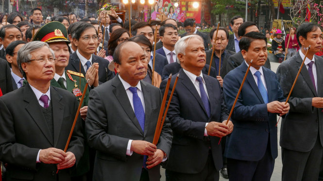 Thủ tướng Nguyễn Xuân Phúc và các đồng chí lãnh đạo Đảng, Nhà nước dân hương tại lễ kỷ niệm 228 năm chiến thắng Ngọc Hồi - Đống Đa (1789-2017) - Ảnh: Việt Dũng