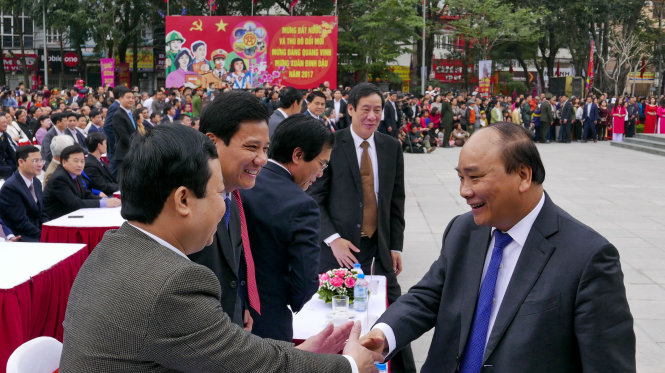 Thủ tướng Nguyễn Xuân Phúc bắt tay các đại biểu tại Lễ hội chào mừng kỷ niệm 228 năm chiến thắng Ngọc Hồi - Đống Đa - Ảnh: Việt Dũng