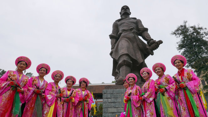 Đội dâng hương chụp lưu niệm dưới chân tượng đài Quang Trung - Nguyễn Huệ - Ảnh: Việt Dũng