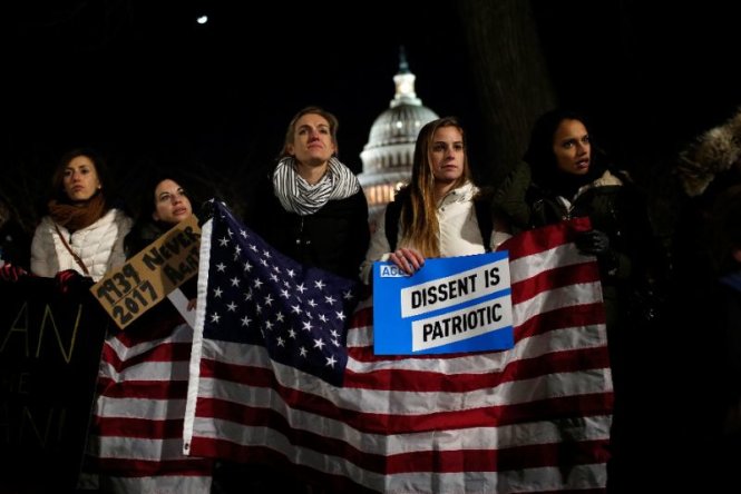 Người dân biểu tình phản đối sắc lệnh kiểm soát nhập cư mới của tổng thống Donald Trump - Ảnh: AFP
