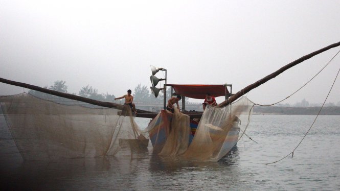 Hơn 7g sáng sau khi bán ruốc xong xuôi, ngư dân trên thuyền giặt giũ lại dạ biển cho sạch để chuẩn bị cho chuyến ra khơi buổi chiều - Ảnh: Hà Thanh