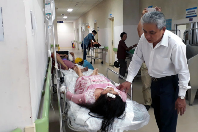 Chủ tịch UBND TP.Biên Hòa (Đồng Nai) đến thăm hỏi, động viên các nạn nhân được điều trị tại Bệnh viện đa khoa Đồng Nai - Ảnh: A Lộc