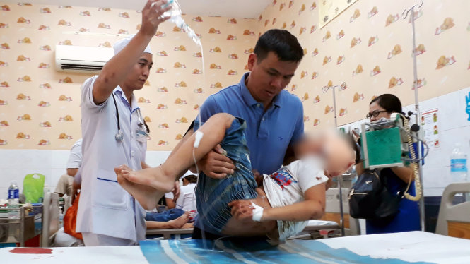 Một bệnh nhi được đưa đến Bệnh viện Nhi đồng Đồng Nai cấp cứu trong tình trạng nguy kịch - Ảnh: A Lộc