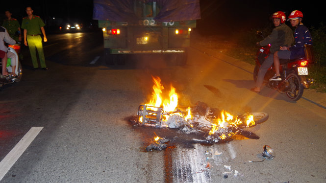 Chiếc xe máy bốc cháy sau khi va chạm với xe đầu kéo - Ảnh: Gia Bảo