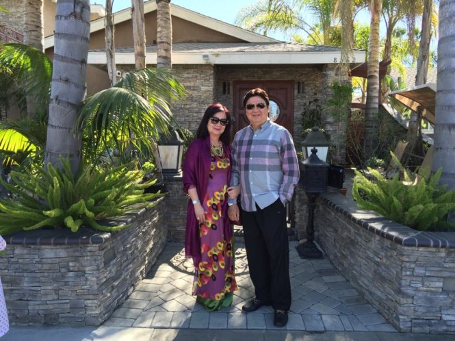 Vợ chồng NSƯT Bảo Quốc trước căn nhà của gia đình tại Mỹ - Ảnh: NVCC