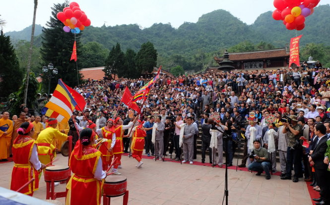 Hàng vạn du khách thập phương đã về dự khai hội chùa Hương sang 2-2