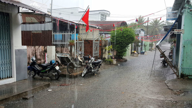 Mưa gây ngập đường Lý Thường Kiệt, phường Vĩnh Thanh, TP Rạch Giá (Kiên Giang) - Ảnh: K.NAM