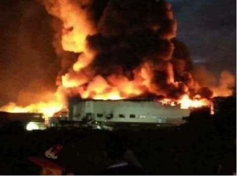 Khói lửa mù trời từ nhà máy bị cháy - Ảnh chụp màn hình