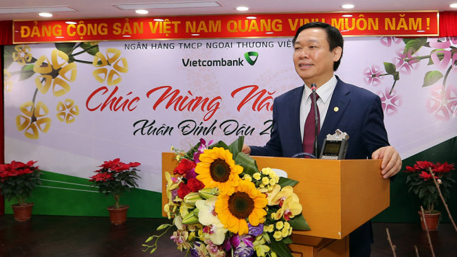 Phó Thủ tướng Chính phủ Vương Đình Huệ phát biểu tại ngân hàng VCB - Ảnh: L.THANH