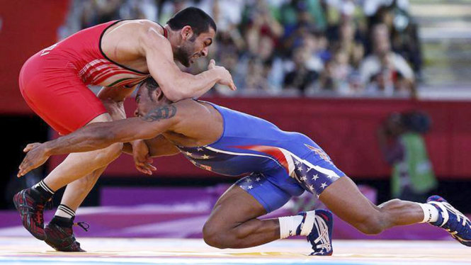 Đô vật Mỹ Jordan Burroughs (phải) tranh HCV Olympic London 2012 hạng cân 74kg vật tự do cùng đối thủ Iran Sadegh Saeed - Ảnh: AP