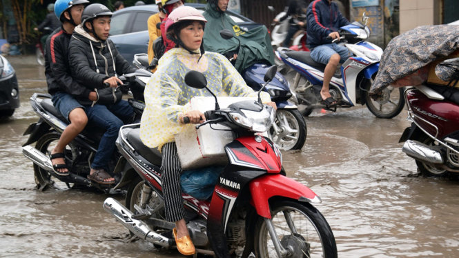 Đoạn đường quốc lộ 1 qua thị trấn Núi Thành ngập ngụa nước - Ảnh: LÊ TRUNG