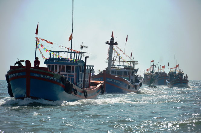 Một đoàn dài tàu cá của ngư dân Bình Châu (Quảng Ngãi) ra khơi trong ngày đầu năm - Ảnh: TRẦN MAI