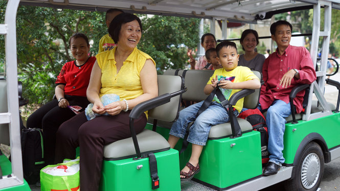 Hành khách hứng khởi bắt xe tại trạm Thảo Cầm Viên - Ảnh: HỮU THUẬN