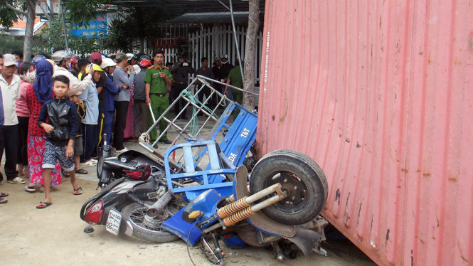 Thùng container lật ngang ngay quán cà phê - Ảnh: M.TRÂN