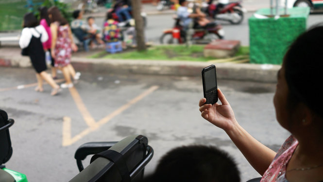 Chị Thu Minh(quận Gò Vấp) chia sẻ: “Khác với taxi hay xe buýt, ngồi trên xe này tôi dễ dàng ngắm cảnh và chụp hình đường phố” - Ảnh: HỮU THUẬN