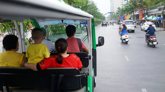 Tuyến xe đi ngang qua những tuyến phố đẹp nhất Sài Gòn - Ảnh: HỮU THUẬN
