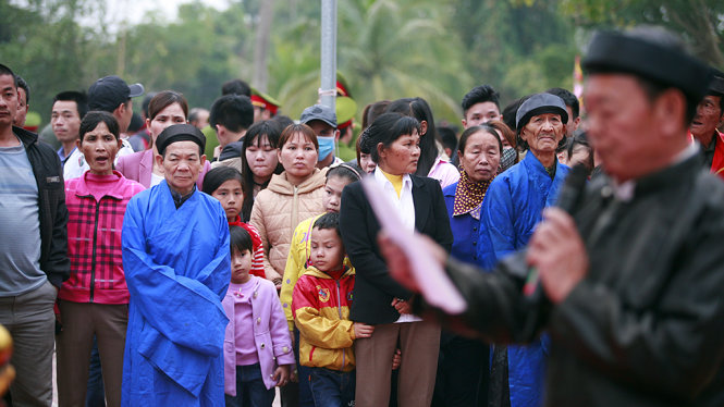 Rất đông người dân trông ngóng xem lễ hội và sờ cầu phết - Ảnh: Nam Trần