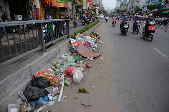 Từ ngày 1-2-2017, vứt rác nơi công cộng sẽ bị phạt nặng. Trong ảnh: cầu Nguyễn Văn Cừ (TP.HCM) đầy rác do những ngày cuối năm vừa qua nhiều người mang rác vứt bừa bãi - Ảnh: HỮU KHOA