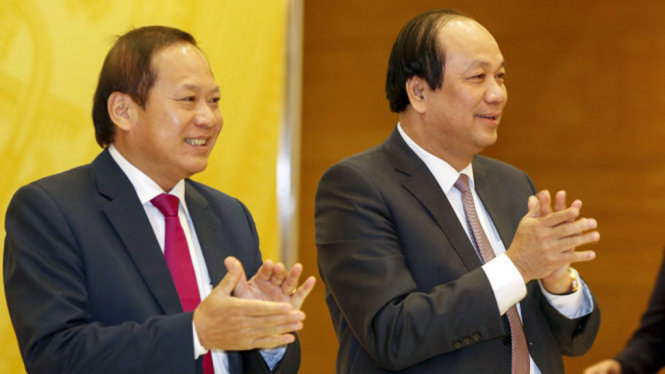 Bộ trưởng Trương Minh Tuấn (trái) và Bộ trưởng Mai Tiến Dũng (phải) tại cuộc Họp báo Chính phủ chiều 3-2 - Ảnh: VIỆT DŨNG