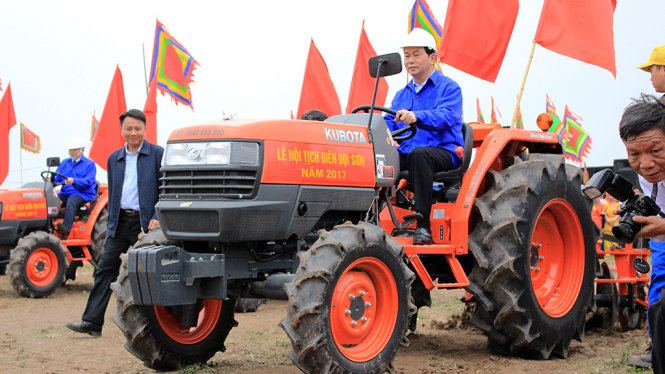 Chủ tịch nước Trần Đại Quang cùng đại diện các ban, bộ, ngành và nhân dân đi cường cày máy - Ảnh: HÀ THANH