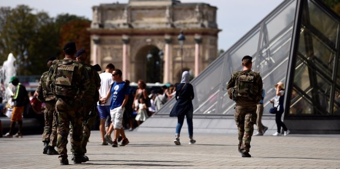 Binh sĩ Pháp tăng cường an ninh tại bảo tàng Louvre ở thủ đô Paris - Ảnh: AFP