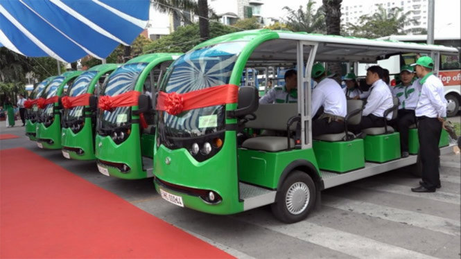 Xe buýt điện (có sức chở 11 đến 15 người) do Công ty Cổ phần tập đoàn Mai Linh đầu tư chạy tuyến từ công viên 23-9 đến Thảo Cầm viên Sài Gòn (Q.1) đưa vào hoạt động từ ngày 24-1-2017 thu hút khách tham quan và du lịch TP, - Ảnh: Chế Thân