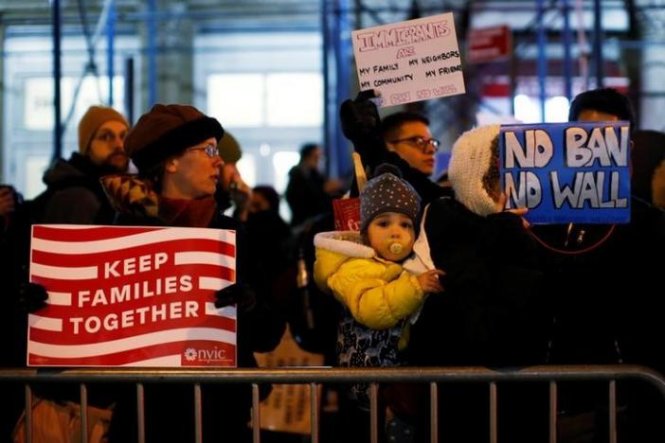 Người biểu tình phản đối lệnh cấm du lịch của ông Trump tại New York - Ảnh: Reuters