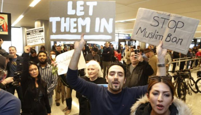 Những người phản đối sắc lệnh của tổng thống Trump tiếp tục phản đối tại các sân bay - Ảnh: AP