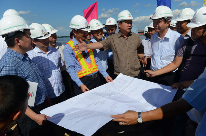 Bí thư Thành ủy TPHCM Đinh La Thăng thị sát dự án chống ngập của thành phố tại huyện Nhà Bè, TPHCM trưa 4-2 -Ảnh: QUANG ĐỊNH