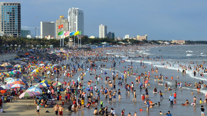 Bãi Sau, TP Vũng Tàu vẫn đông du khách tắm biển vào cuối ngày 4-2 - Ảnh: ĐÔNG HÀ