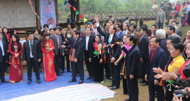 Chủ tịch nước Trần Đại Quang tham gia trò chơi ném còn của đồng bào dân tộc Thái