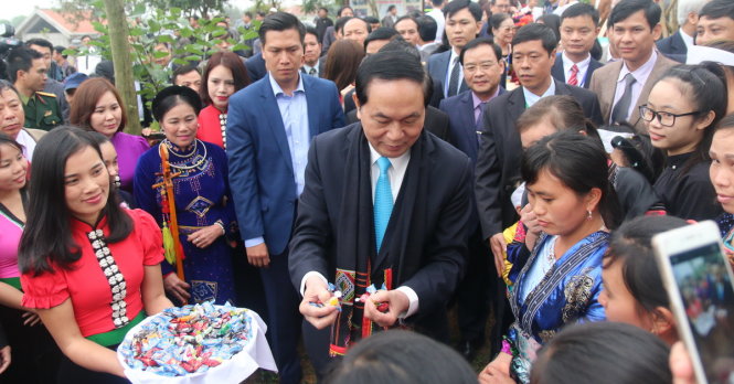 Chủ tịch nước Trần Đại Quang tặng kẹo cho các em nhỏ dân tộc Thái