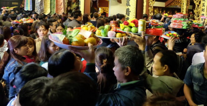 Du khách chen chân hành lễ từ tờ mờ sáng trong ngày khai hội chùa Hương (Hà Nội) - Ảnh: XUÂN LONG