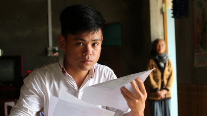 Lê Ngọc Trung (anh trai Thành) chuẩn bị hồ sơ xin việc để theo em trai vào Nam làm công nhân - Ảnh: NGỌC HIỂN