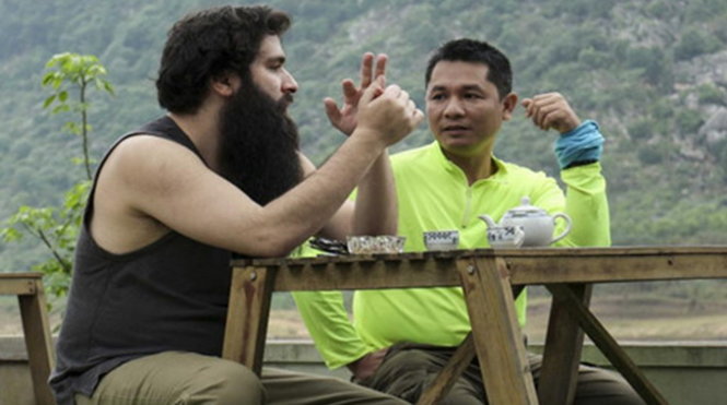 Jordan Vort Robert, đạo diễn phim Kong: skull island trong chuyến quay lại Phong Nha cách đây một tháng và Nguyễn Châu Á (phải) - Ảnh: NVCC