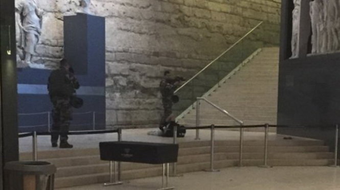 Binh sĩ Pháp khống chế kẻ tấn công trên sàn bảo tàng - Ảnh: AP
