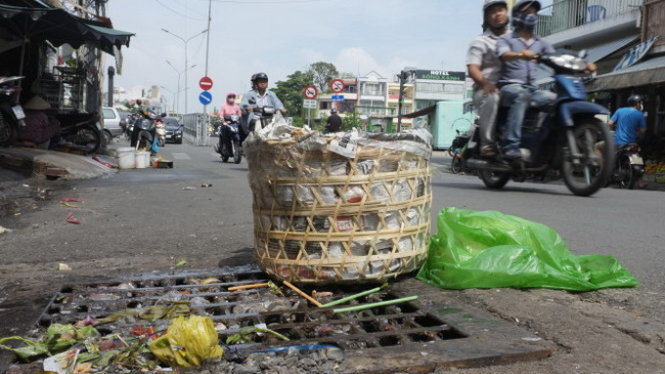 Rác chất đống trên nắp hố ga ở đường Trần Khắc Chân, Q.1, TP.HCM - Ảnh: CHÂU ANH