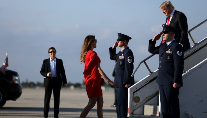 Đệ nhất phu nhân Melania Trump đón chồng tại sân bay quốc tế ở West Palm Beach, bang Florida, Mỹ ngày 3-2 - Ảnh: Reuters