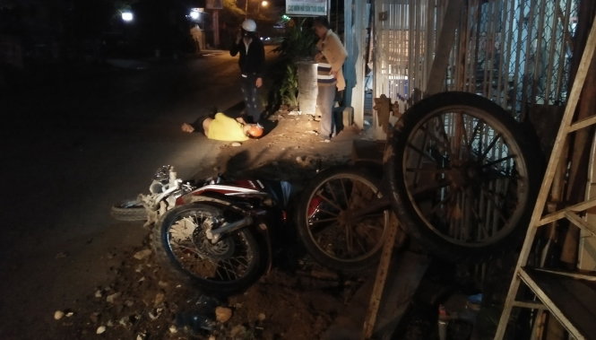 Một vụ tai nạn giao thông khiến một thanh niên nguy kịch ở H.Thới Lai, TP Cần Thơ trong đêm giao thừa - Ảnh: HỮU KHOA