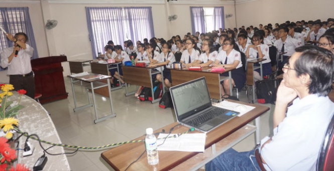 Học sinh lớp 12 Trường THPT Phú Nhuận, TP.HCM nghe hướng dẫn và thực hành làm bài thi môn toán theo dạng trắc nghiệm để chuẩn bị kỳ thi THPT quốc gia 2017 - Ảnh: H.HG.