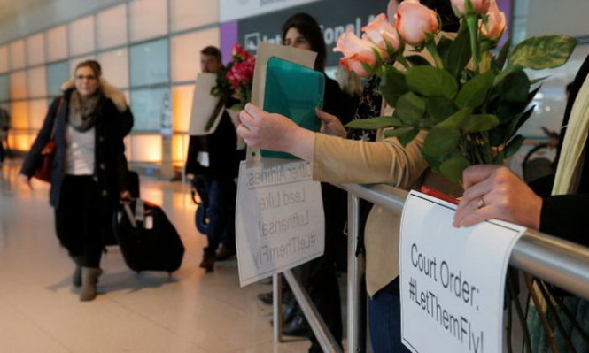 Những người phản đối sắc lệnh tạm hạn chế đi lại của Tổng thống Trump tại sân bay Logan, thành phố Boston, bang Massachusetts - Ảnh: Reuters