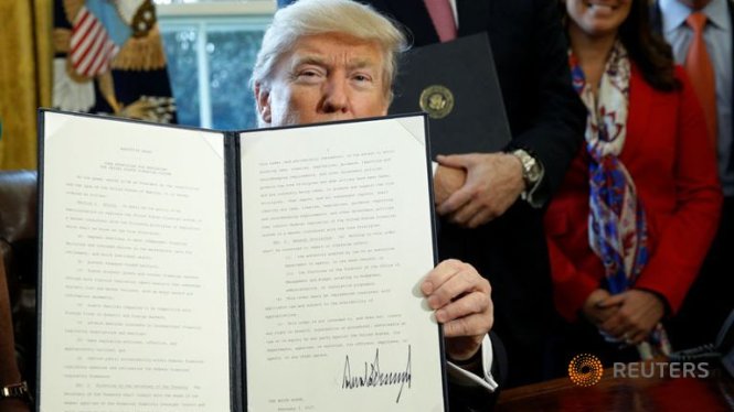 Ông Trump ký sắc lệnh hành pháp yêu cầu Bộ Tài chính sửa đổi các quy định và điều khoản của đạo luật Dodd-Frank - Ảnh: Reuters