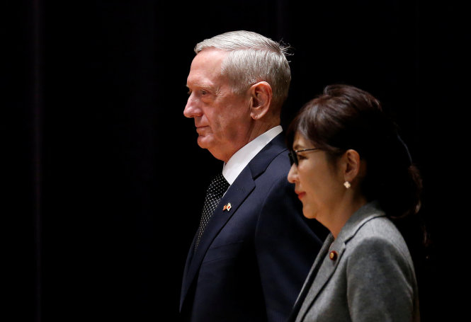 Bộ trưởng quốc phòng Mỹ James Mattis và người đồng cấp Nhật Bản Tomomi Inada - Ảnh: Reuters