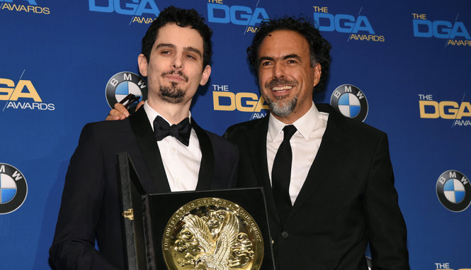 Damien Chazelle (trái) và đạo diễn Mexico Alejandro Innaritu (người thắng giải của DGA 2015, 2016) trong lễ trao giải DGA 2017 - Ảnh: Reuters