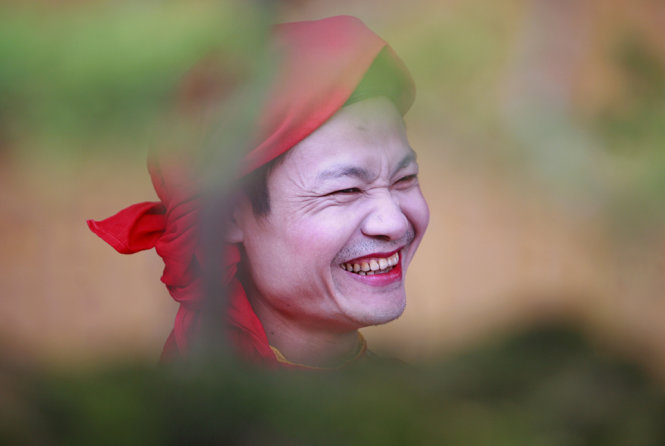 Anh Hoàng, 42 tuổi, đã có hơn 10 năm múa Bồng nở nụ cười tươi trước khi hội bắt đầu - Ảnh: Nam Trần