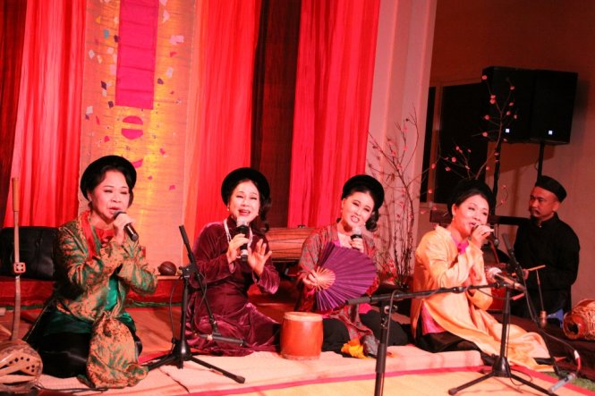 Các nghệ sĩ nhóm Đông Kinh cổ nhạc cất giọng hát ru ngọt ngào - Ảnh Đức Triết