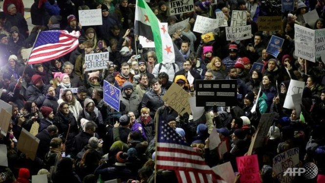 Hàng ngàn người biểu tình phản đối sắc lệnh cấm người tị nạn của tổng thống Donald Trump - Ảnh: AFP