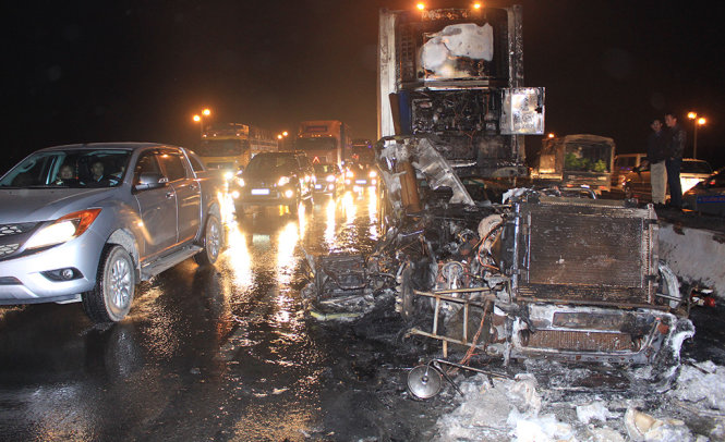 Vụ cháy khiến cho giao thông cầu Thanh Trì bị tắc nghẽn nghiêm trọng cả hai chiều - Ảnh : CHÍ TUỆ